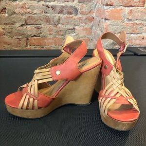 Steve Madden Coral & Tan Platform Sandals